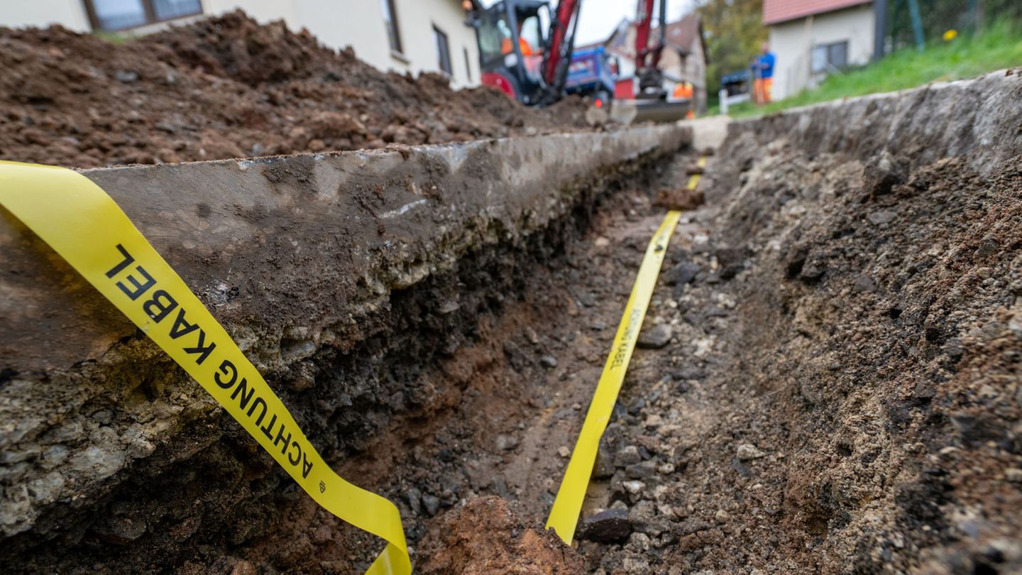 Bei Bauarbeiten in der Nähe von Braunschweig wurde ein Kabel beschädigt. (Symbolbild) Foto: Pia Bayer/dpa