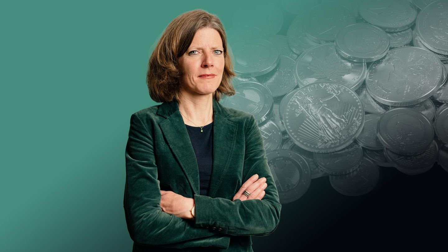 Symbolbild Rente: Kolumnistin Nadine Oberhuber steht mit verschränkten Armen vor Münzen