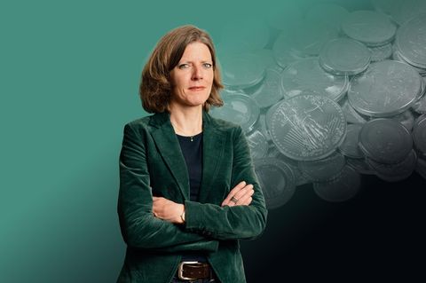 Symbolbild Rente: Kolumnistin Nadine Oberhuber steht mit verschränkten Armen vor Münzen