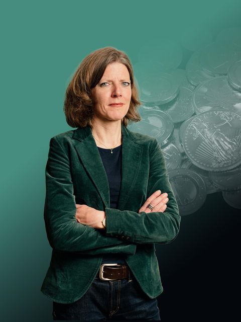 Symbolbild Rente: Kolumnistin Nadine Oberhuber steht mit verschränkten Armen vor Münzen