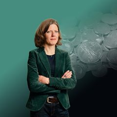Symbolbild Rente: Kolumnistin Nadine Oberhuber steht mit verschränkten Armen vor Münzen