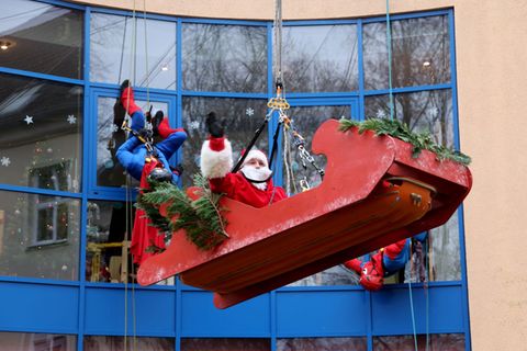 Der Nikolaus zu Besuch in der Klinik (Symbolbild) Foto: Bernd Wüstneck/dpa