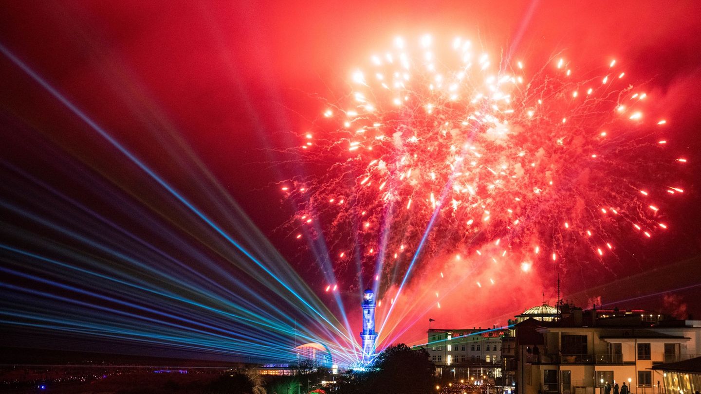 Zehntausende kommen jedes Jahr zum Neujahrstag zum Warnemünder Turmleuchten. (Archivbild) Foto: Stefan Sauer/dpa