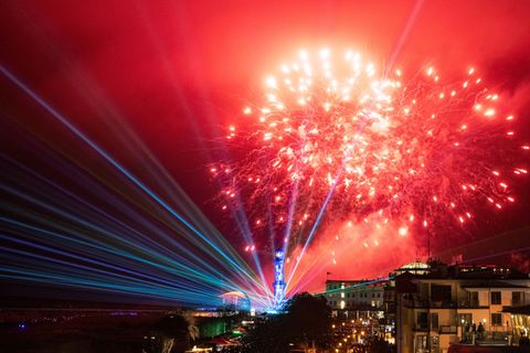 Zehntausende kommen jedes Jahr zum Neujahrstag zum Warnemünder Turmleuchten. (Archivbild) Foto: Stefan Sauer/dpa