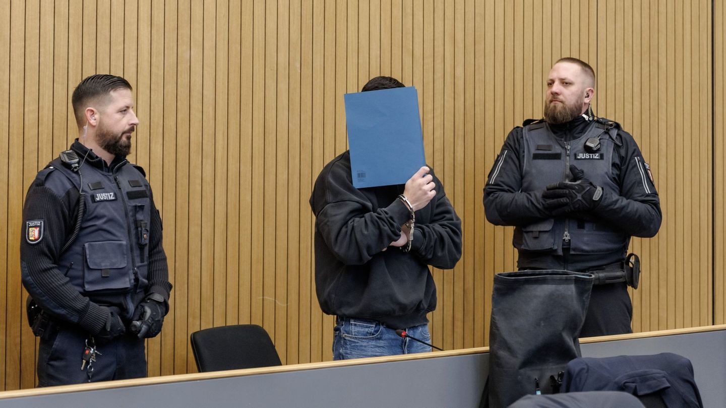 Dieser Mann muss sich seit Freitag wegen Totschlags vor dem Landgericht Lübeck verantworten. Foto: Markus Scholz/dpa