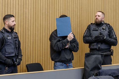Dieser Mann muss sich seit Freitag wegen Totschlags vor dem Landgericht Lübeck verantworten. Foto: Markus Scholz/dpa