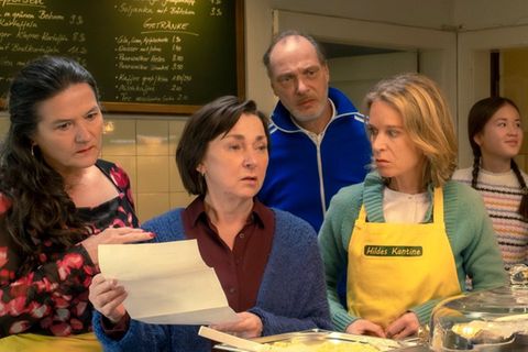 "Mit Herz und Hilde" (v. l.): In "Hildes Kantine" geht es ums Ganze - Lore (Anne-Kathrin Gummich), Hilde (Steffi Kühnert), Ron