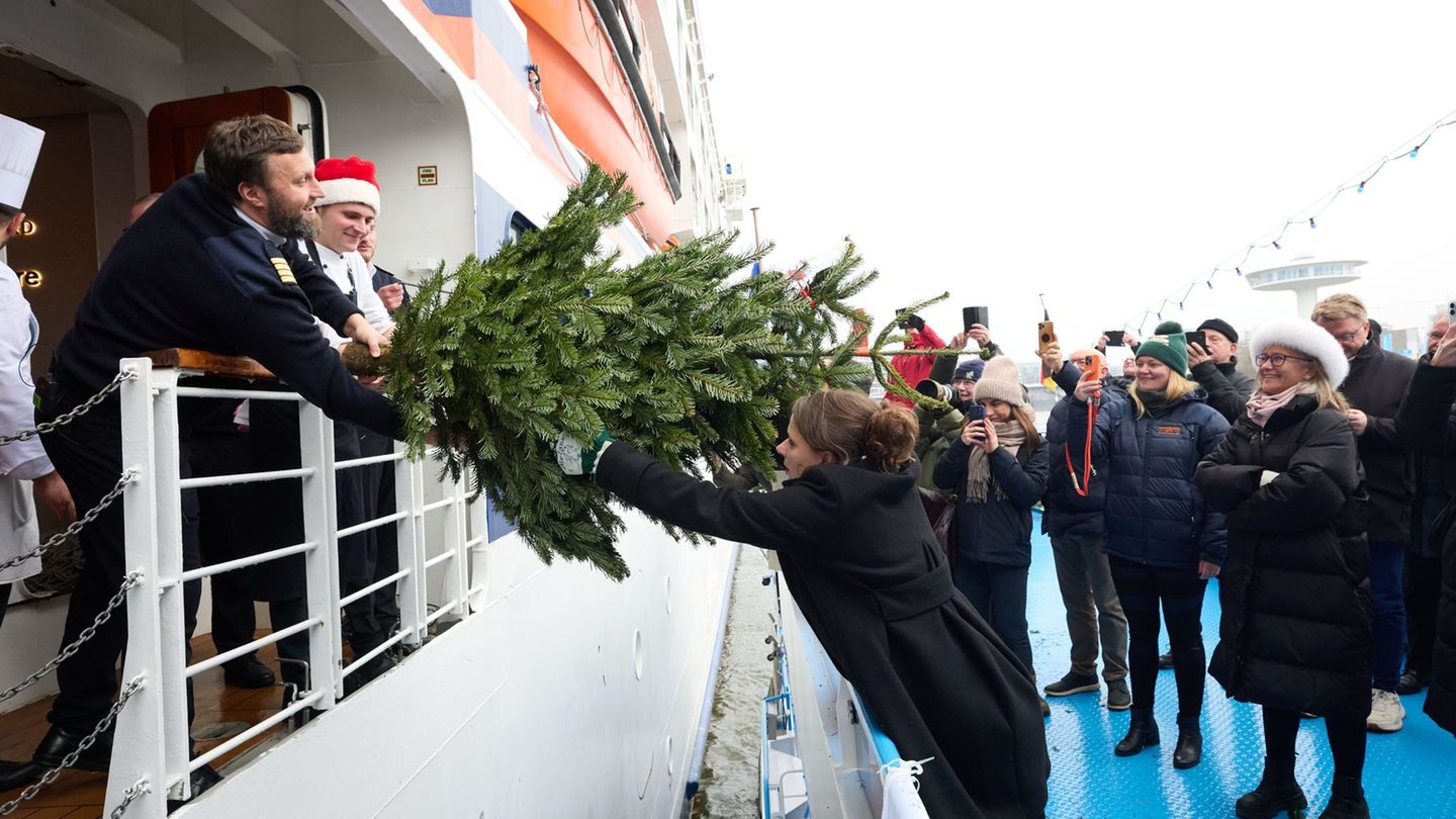 Auch die Wirtschaftssenatorin Melanie Leonhard (SPD) übergibt die Tannenbäume. Foto: Georg Wendt/dpa