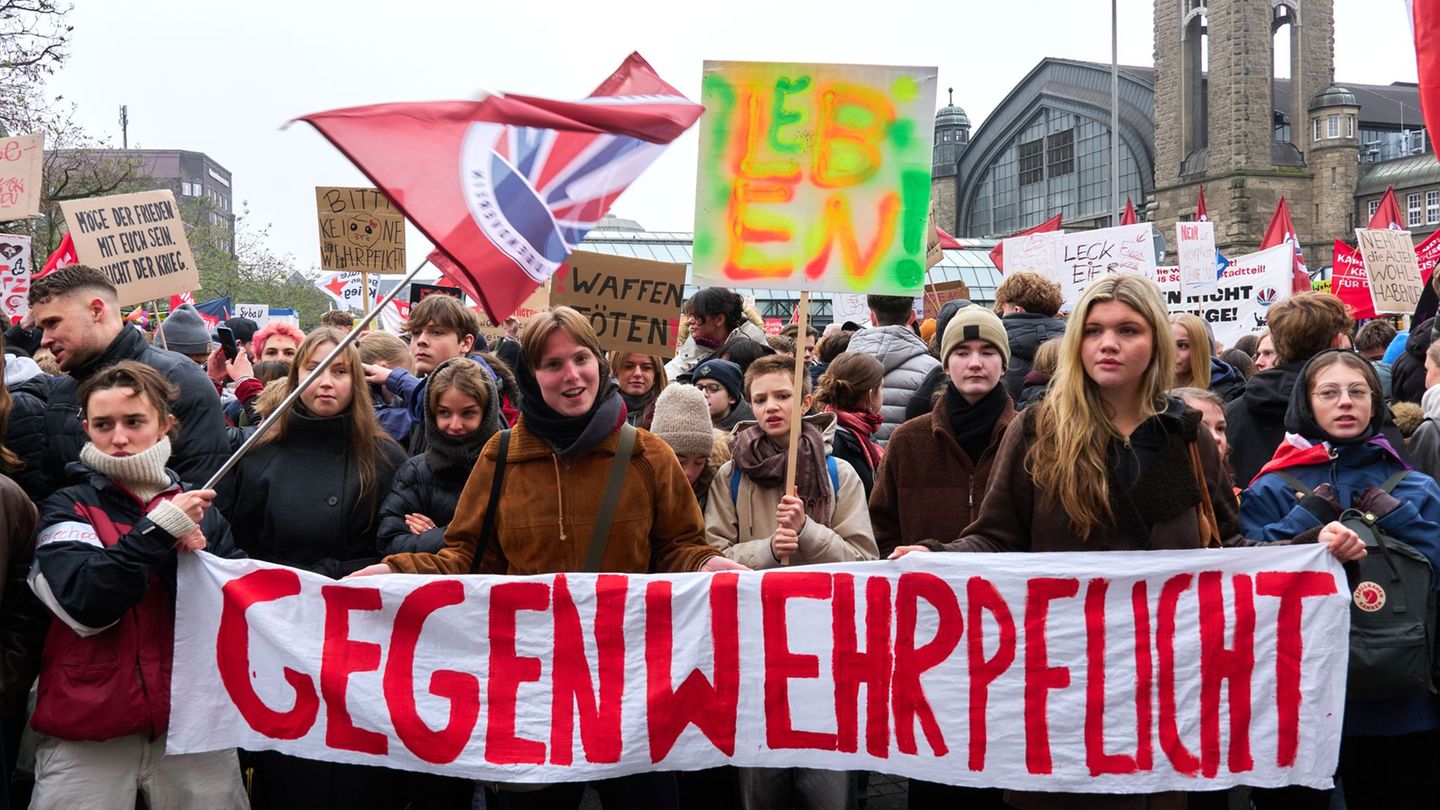 Hunderte Schülerinnen und Schüler haben in Hamburg gegen die Wehrpflichtpläne der Bundesregierung demonstriert. Foto: Marcus Gol