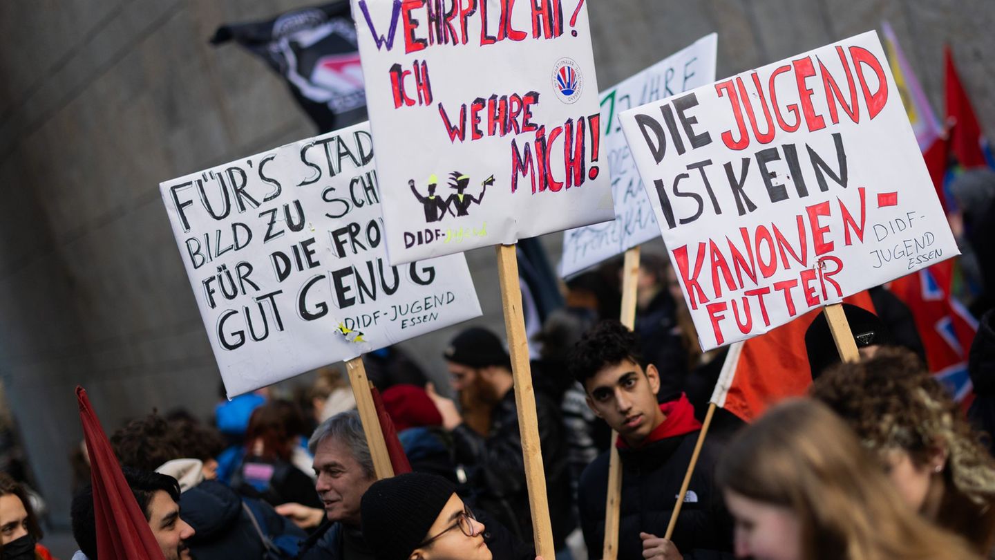 Sollten sich nicht genug Freiwillige für die Bundeswehr finden, könnte der Bundestag über eine Bedarfswehrpflicht entscheiden. D