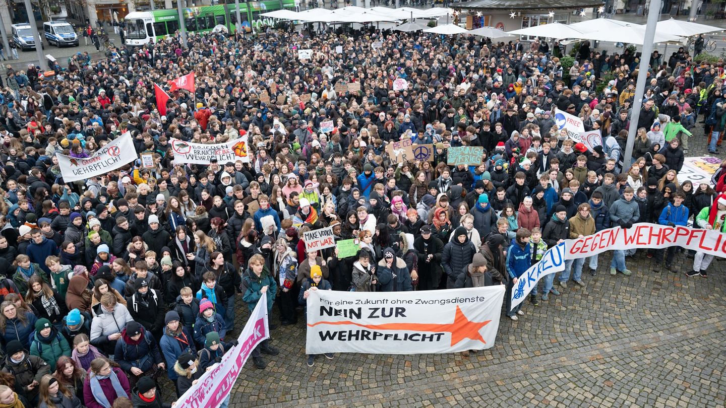In Dresden begann der Protest um 10.00 Uhr. Foto: Sebastian Kahnert/dpa
