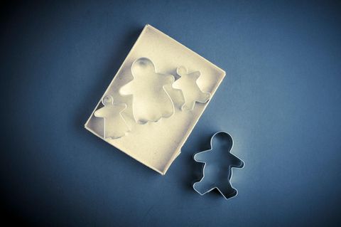 Plätchenformen in Form von Mutter, Kindern und Vater symbolisieren eine Trennung