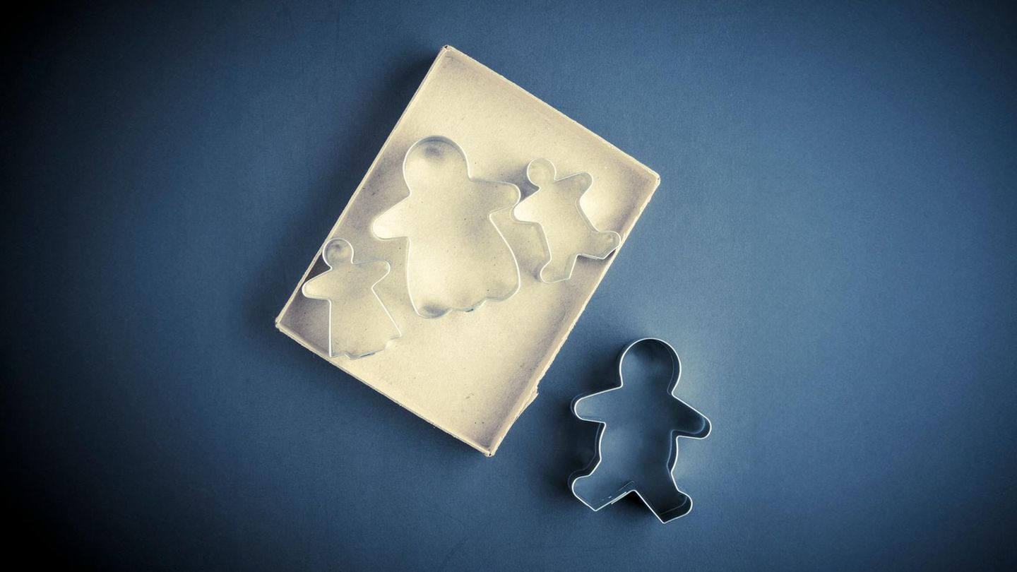 Plätchenformen in Form von Mutter, Kindern und Vater symbolisieren eine Trennung