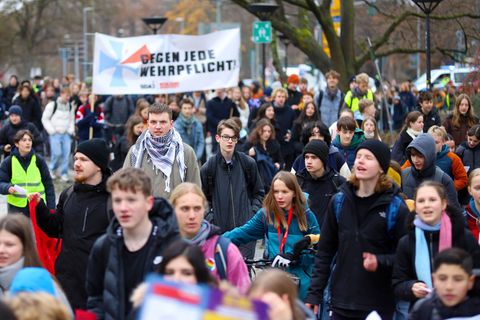 Rund 1.000 Schülerinnen und Schüler demonstrieren in Göttingen gegen das Wehrdienstgesetz. Foto: Stefan Rampfel/dpa