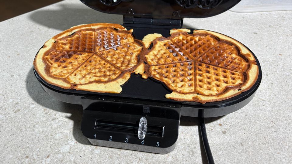 Steba Waffeleisen im Test: Fertige goldbraune Herzwaffeln