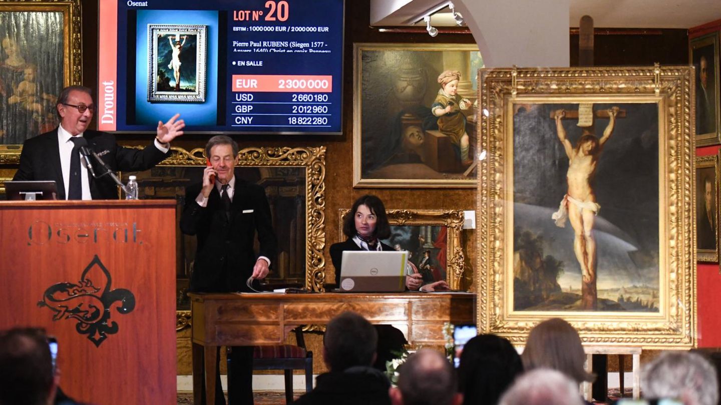 Versteigerung des Rubens-Werkes "Christ on the Cross" im Auktionshaus Osenat vor einer Gruppe anwesender Bieter
