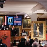 Versteigerung des Rubens-Werkes "Christ on the Cross" im Auktionshaus Osenat vor einer Gruppe anwesender Bieter