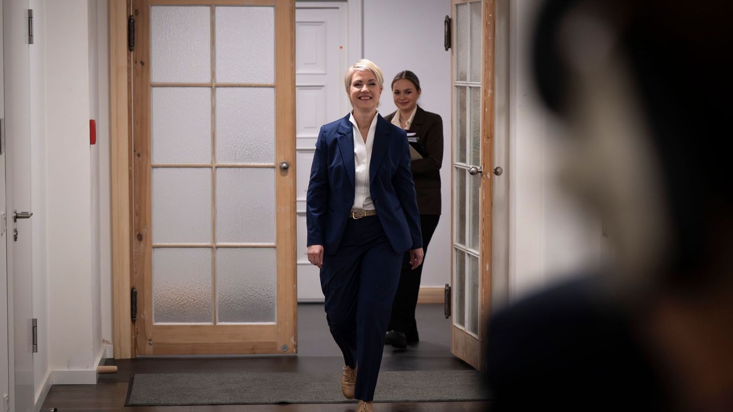 Manuela Schwesig auf dem Weg zu ihrer Zeugenvernehmung im Untersuchungsausschuss des Schweriner Landtags zu Nord Stream 2. Foto: