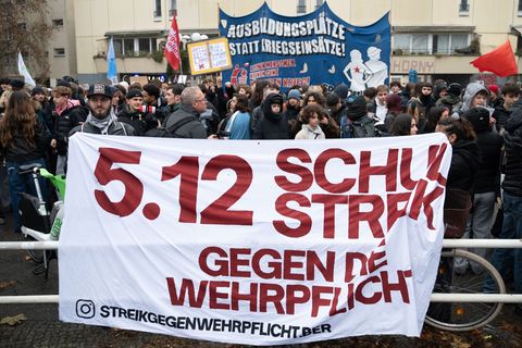 Rund 3000 Schüler und andere Menschen demonstrieren in Berlin-Kreuzberg gegen einen Wehrdienst. Foto: Markus Lenhardt/dpa