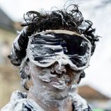 Genf, Schweiz. Ein Schüler ist beim sogenannten "Picoulet" verkleidet und voller Rasierschaum. Musikalische Begleitung und muntere Schaumschlachten prägen den traditionsreichen Event