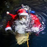 Tönning, Deutschland. Feiern Fische, Krebse und Wale auch Weihnachten, Advent und Nikolaus? Wohl kaum. Dennoch können sich die Meerestiere im Großaquarium des Multimar Wattforums über eine Überraschung vom Nikolaus freuen. Verkörpert wird dieser von Timo Kaminski, dem Leiter des Aquarien- und Tierpflegebereichs. Als jährliche Tradition taucht der Meeresbiologe am Nikolaustag verkleidet in das 250.000 Liter fassende Becken und füttert die verschiedenen Fischarten des Nationalpark-Zentrums