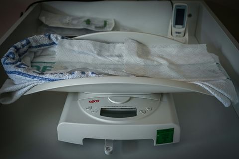 Waage für neugeborene Babys in französischem Krankenhaus