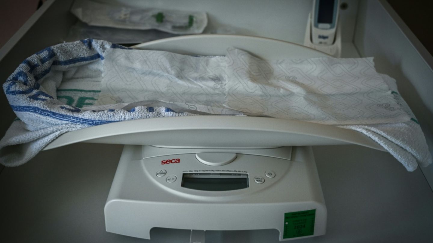 Franz-sische-Gemeinde-gelobt-1000-Euro-Pr-mie-f-r-Baby-Geburt-im-Ort-aus