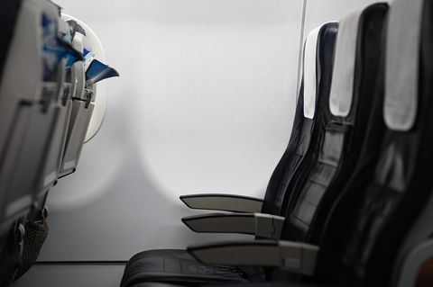 Diese Fensterlosigkeit ist nicht echt, sondern per Photoshop erstellt – aber solche Fensterplätze ohne Fenster gibt es in vielen Flugzeugen tatsächlich