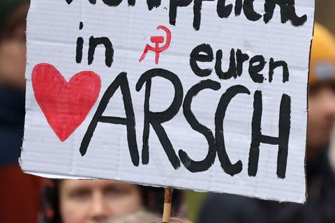 Bundesweit gab es Proteste gegen die Wehrdienst-Pläne der Regierung - auch in Sachsen-Anhalt. Foto: Bernd Wüstneck/dpa