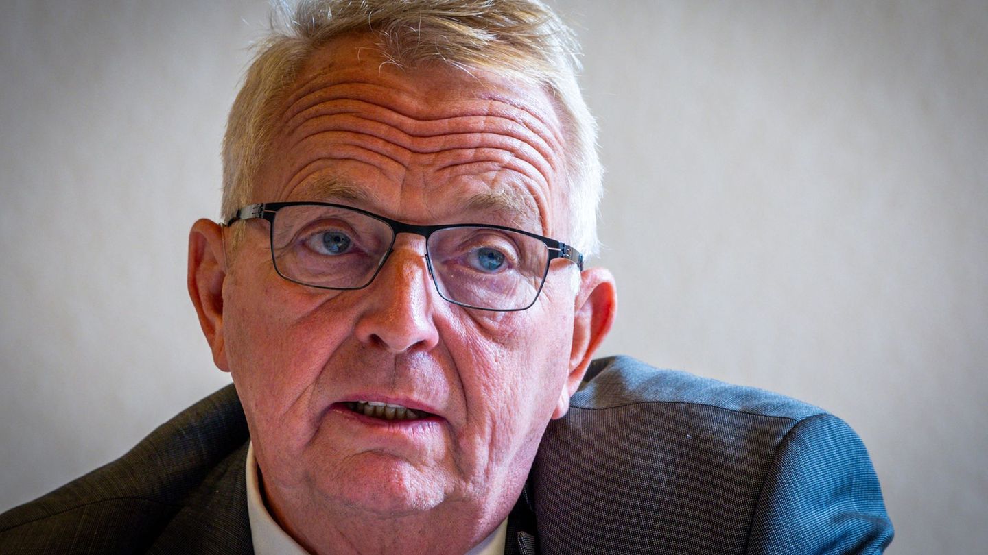 Till Backhaus sagt, die Landesforstanstalt werde teils umstrukturiert, aber ohne Personalabbau. (Archivbild) Foto: Jens Büttner/