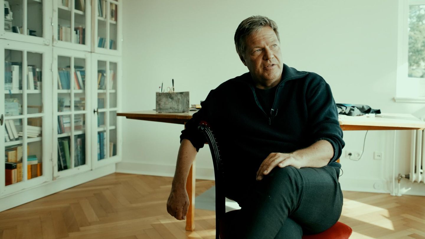 Robert Habeck sitzt auf einem Stuhl und spricht