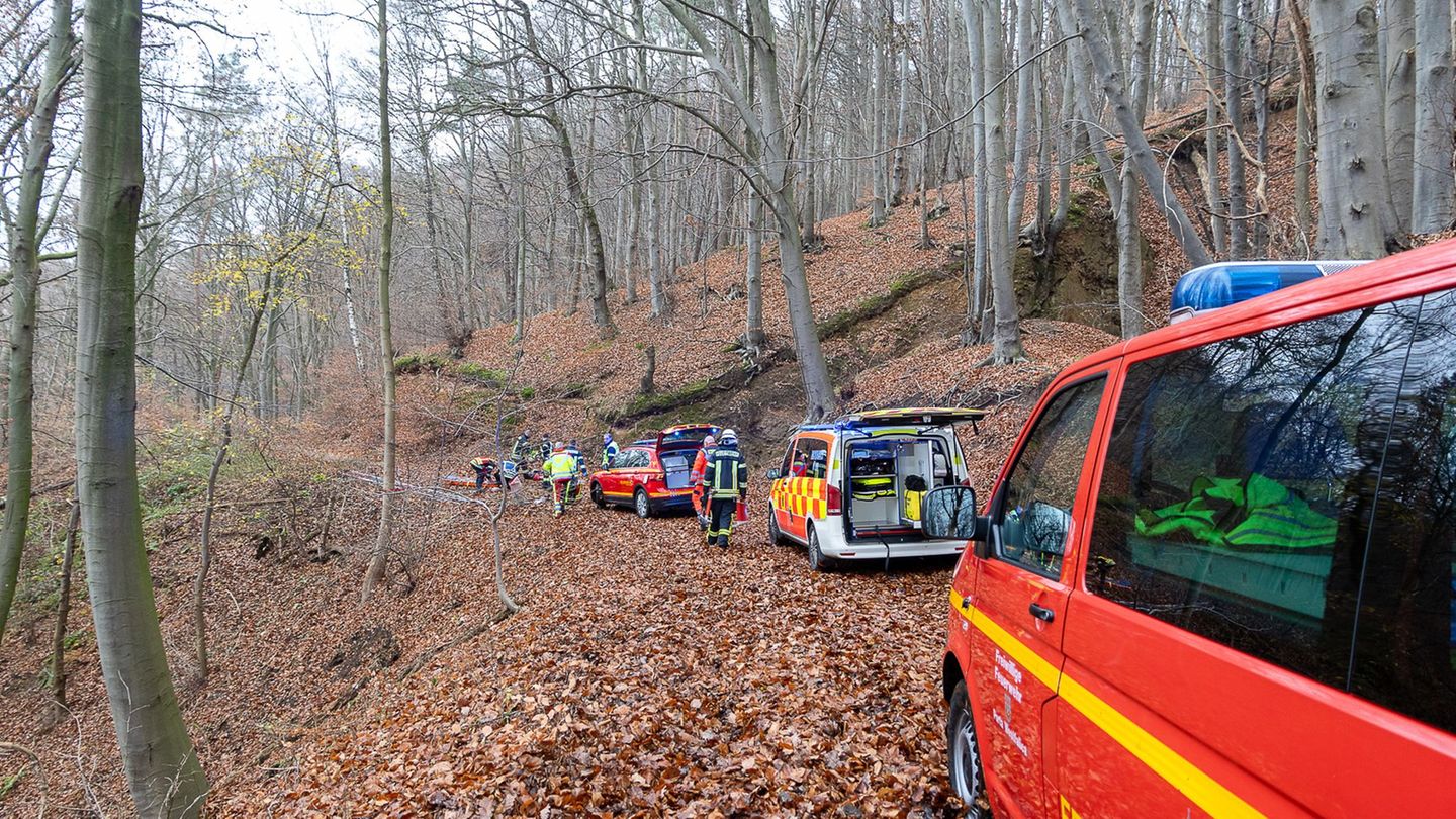 In dem unwegsamen Gelände erfolgte die Rettung unter erschwerten Bedingungen. (Handout) Foto: Feuerwehr Porta Westfalica/dpa