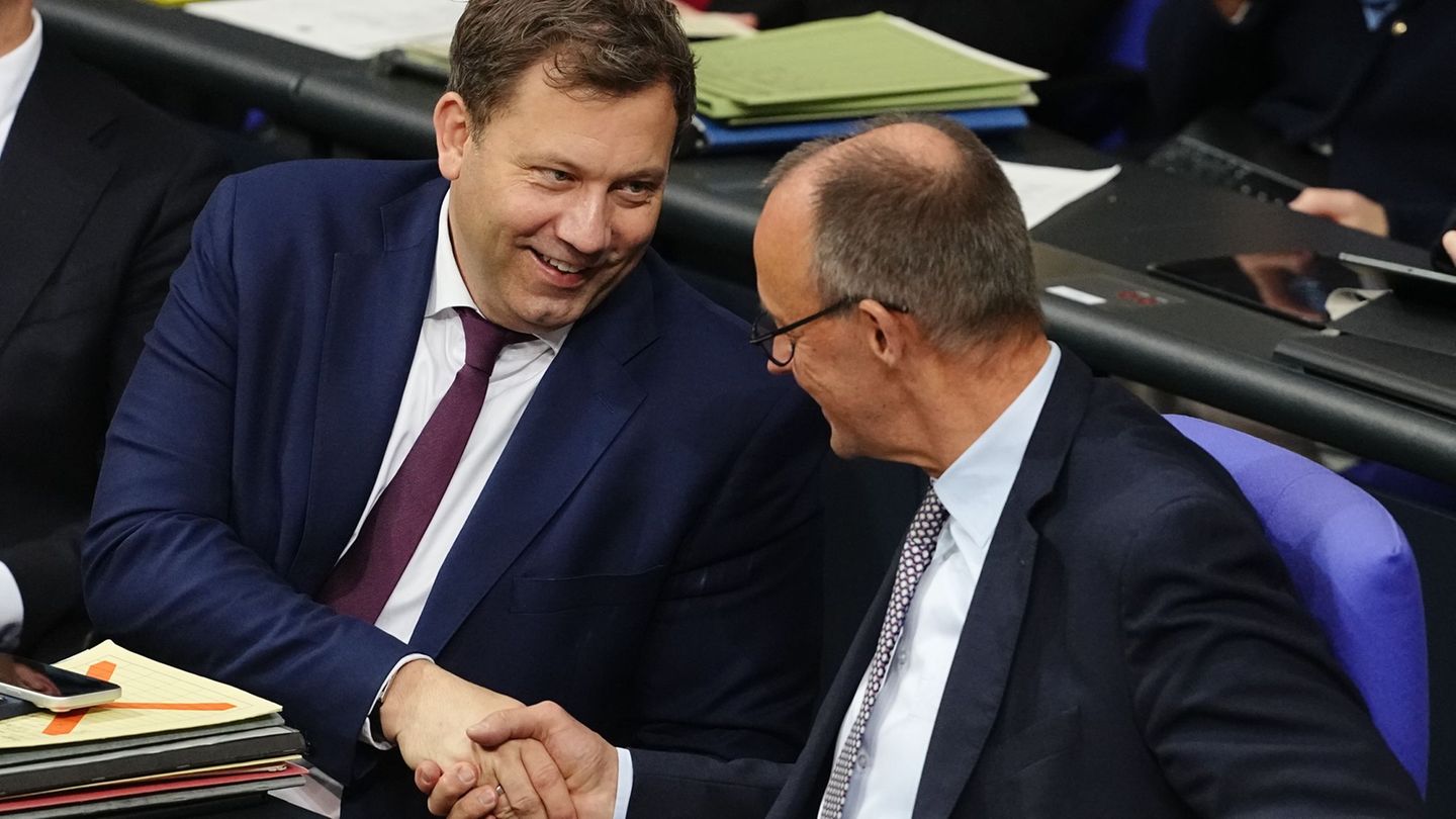 Es ist noch einmal gut gegangen: Klingbeil und Merz atmen auf. Foto: Kay Nietfeld/dpa