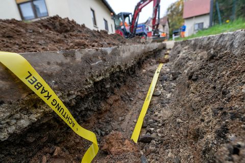 Bei Bauarbeiten in der Nähe von Braunschweig wurde ein Kabel beschädigt. (Symbolbild) Foto: Pia Bayer/dpa