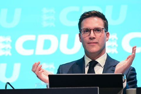 Kurz vor der heißen Phase des Landtagswahlkampfs bringt sich die baden-württembergische CDU mit Spitzenkandidat Hagel in Stellun