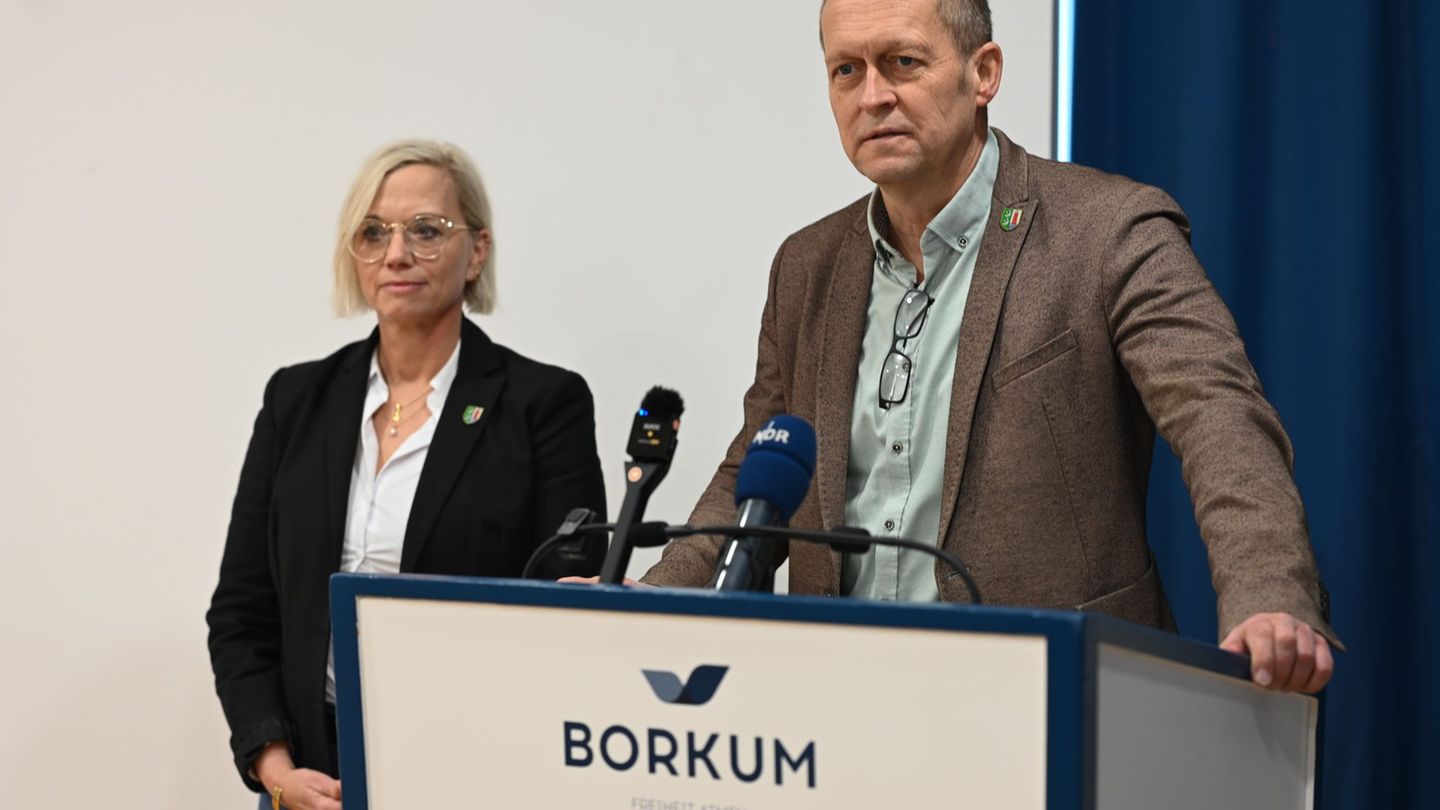 Vor dem Klaasohm-Fest auf Borkum stellen sich Bürgermeister Jürgen Akkermann (parteilos) und seine Stellvertreterin Melanie Helm