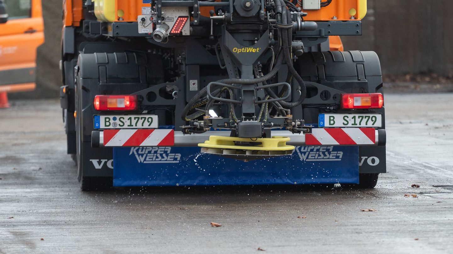Der Deutsche Wetterdienst warnt vor glatten Straßen in Berlin. (Archivbild) Foto: Christophe Gateau/dpa