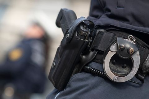 Bei einem Polizeieinsatz ist ein Schuss gefallen. (Symbolbild) Foto: Marijan Murat/dpa