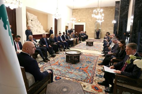 Libanons Präsident Aoun (l.) bei Treffen mit Delegation des UN-Sicherheitsrats