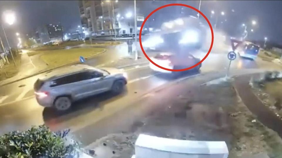 Autofahrer rast auf Kreisverkehr zu – und segelt durch die Luft