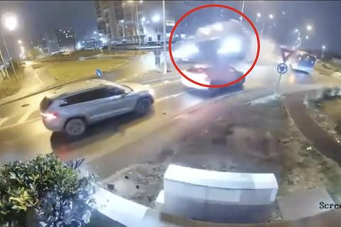 Autofahrer rast auf Kreisverkehr zu – und segelt durch die Luft