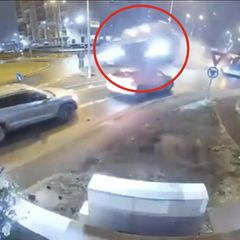 Autofahrer rast auf Kreisverkehr zu – und segelt durch die Luft