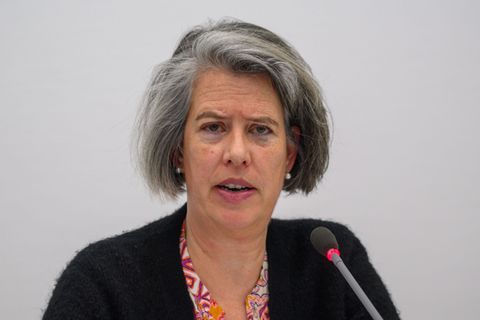 Innenministerin Tamara Zieschang (CDU) will bei Fußballspielen mehr Sicherheit mit weniger Polizisten. (Archivbild) Foto: Klaus-