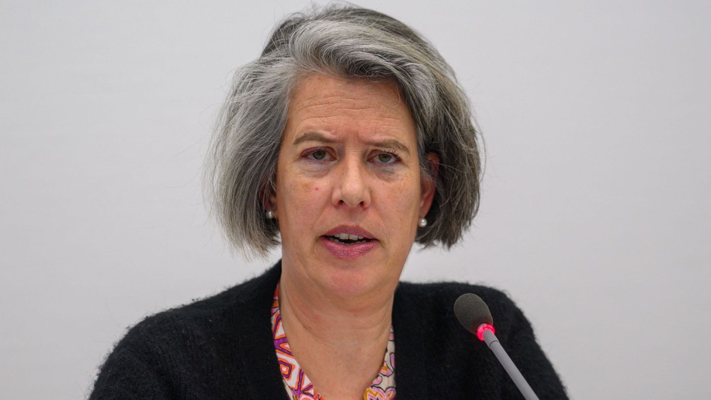 Innenministerin Tamara Zieschang (CDU) will bei Fußballspielen mehr Sicherheit mit weniger Polizisten. (Archivbild) Foto: Klaus-