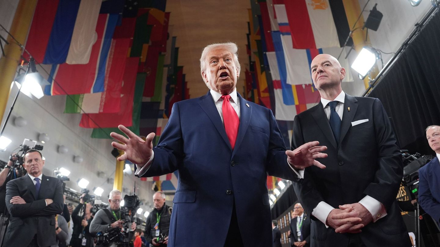 Donald Trump (l) und Gianni Infantino präsentieren sich auf dem roten Teppich. Foto: Evan Vucci/AP/dpa