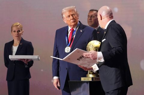 Fußball-WM 2026: Auftritt Trump: Infantino überreicht US-Präsident "Fifa Friedenspreis"
