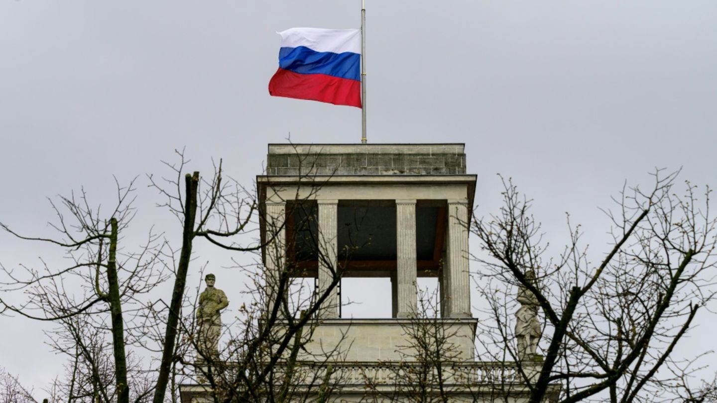 Russische Flagge auf der russischen Botschaft in Berlin
