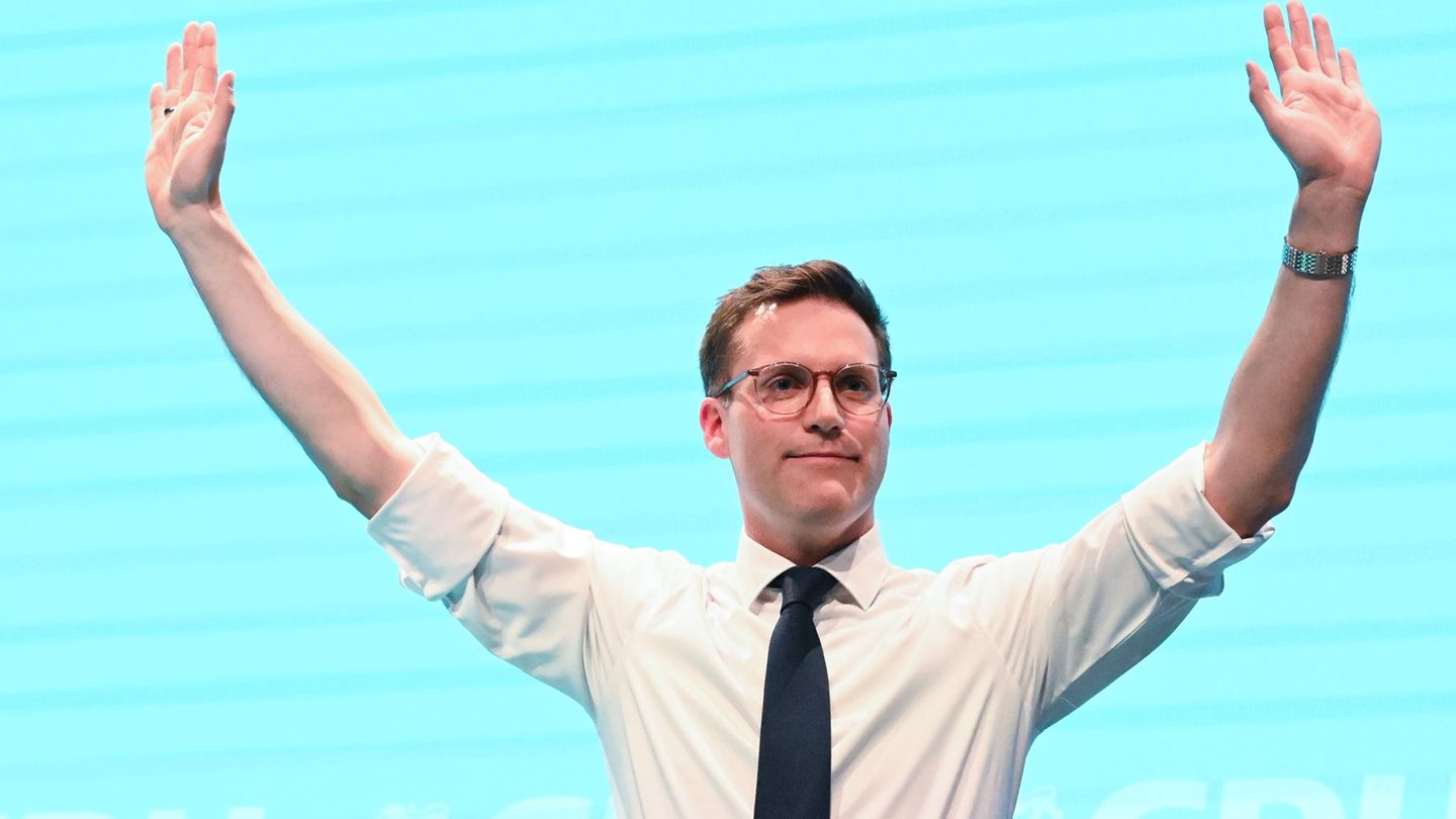 Hagel ließ sich nach seiner Rede minutenlang feiern. Foto: Bernd Weißbrod/dpa