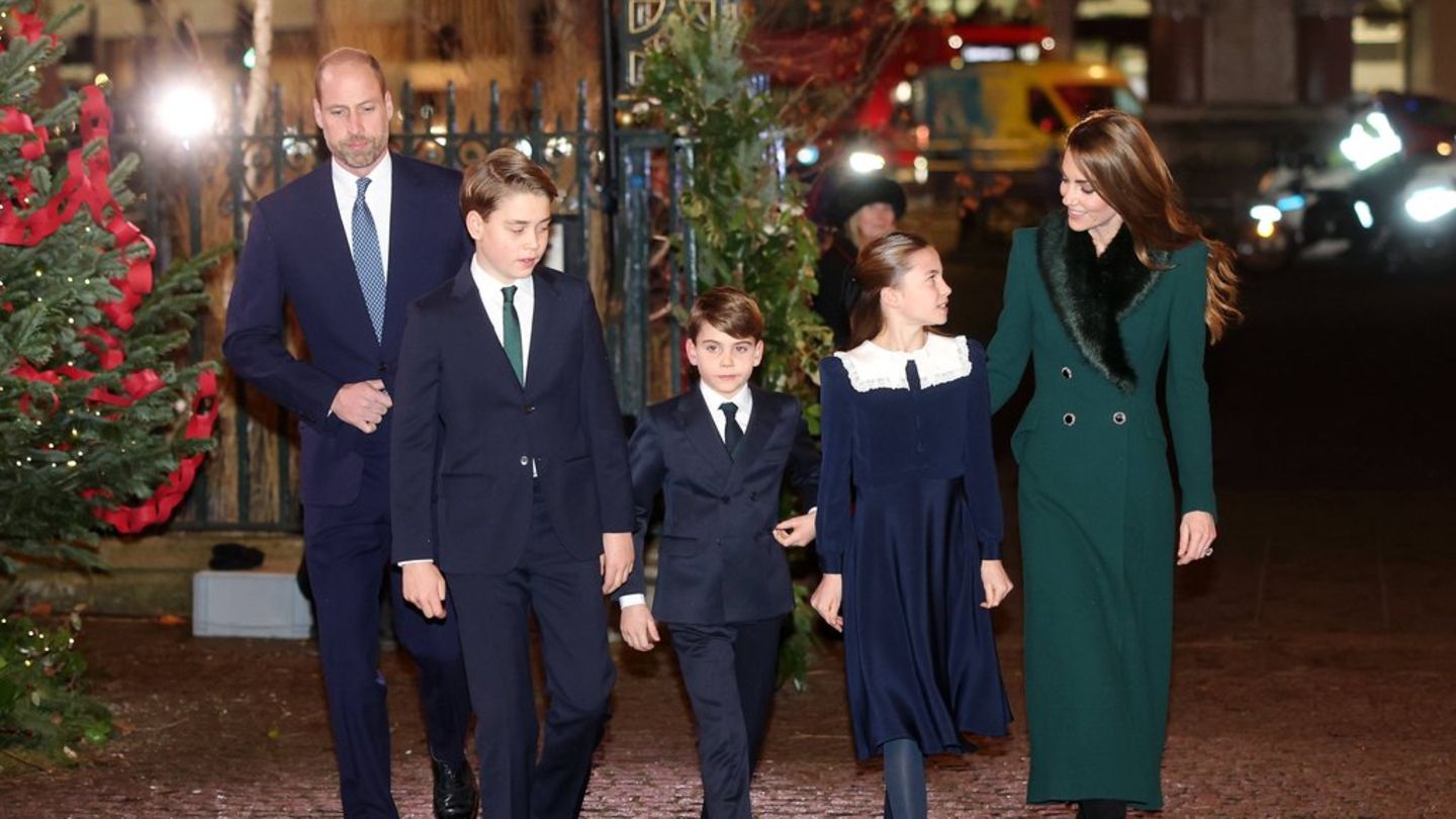 Prinz William , Prinz George, Prinz Louis und Prinzessin Charlotte mit Prinzessin Kate vor dem "Together At Christmas"-Konzert