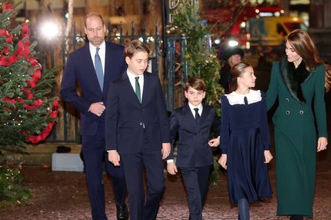 Prinz William , Prinz George, Prinz Louis und Prinzessin Charlotte mit Prinzessin Kate vor dem "Together At Christmas"-Konzert
